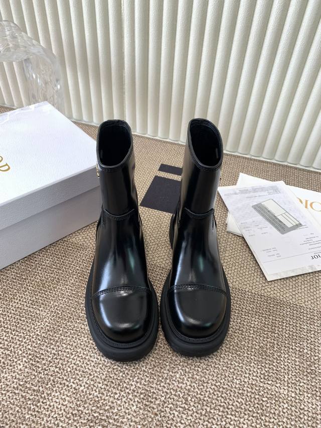 低帮 高帮 Dior 迪奥长靴 采用别具一格的设计元素打造醒目的外观。采用黑色牛皮革打造，可轻松穿脱。从 Book Tote 手袋汲取灵感，顶部饰以双色“Cis