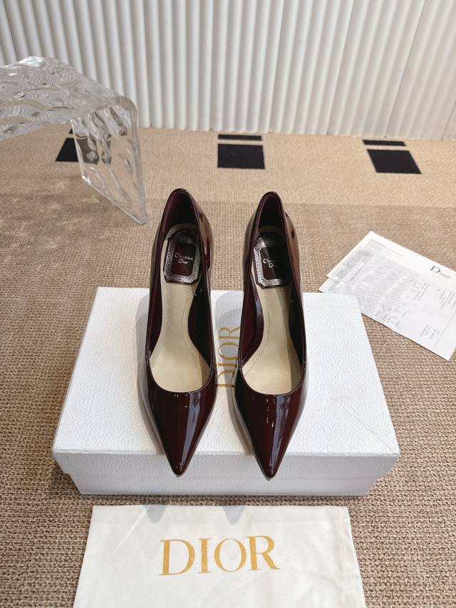高跟10.5Cm低跟6.5Cm Dior 25Ss 春夏新款 尖头高跟 单鞋 延续D家永恒经典 这款鞋低调不失华丽 性感又不显张扬 鞋型是大家都爱的秀气款 非常