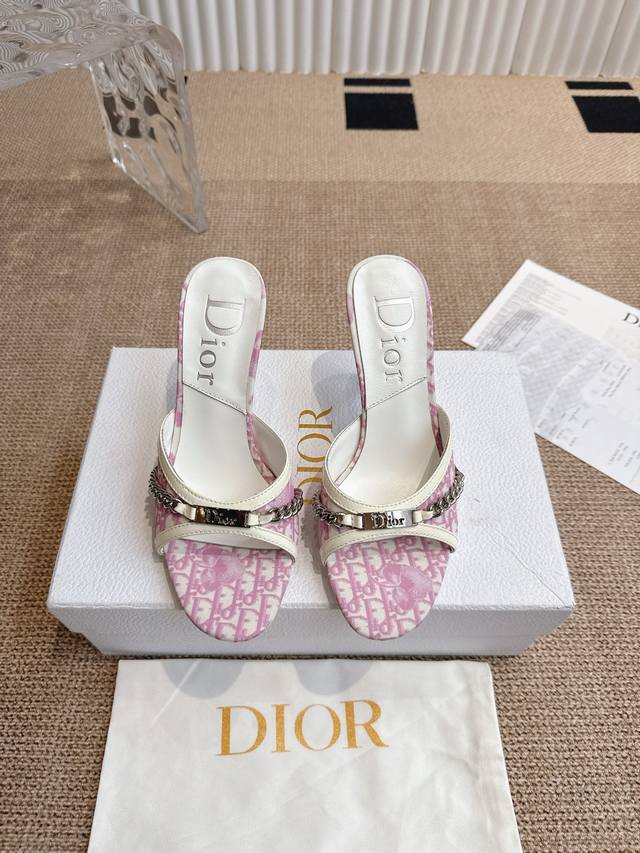 Dior 迪奥 25Ss春夏新款中古风链条高跟凉拖鞋 延续D家永恒经典！这款鞋低调不失华丽 性感又不显张扬 鞋型是大家都爱的秀气款 非常非常显瘦 侧面整个弧度将