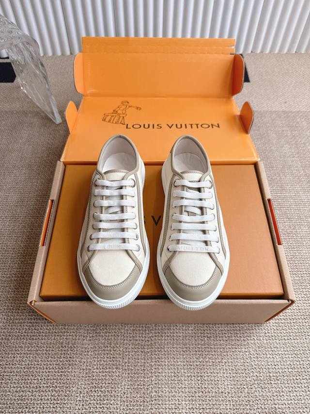Lv 路易威登Lagoon 运动鞋 Lv Lagoon 运动鞋取材 Monogram 丹宁布，为经典设计注入复古气息。皮革饰边跃现路易威登标识，铭纹孔眼、镶边和