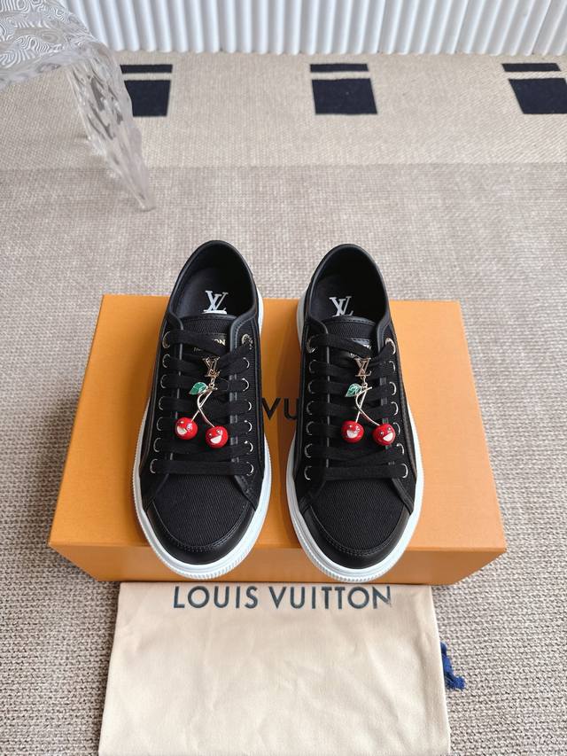 配饰60 Lv 路易威登Lagoon 运动鞋 Lv Lagoon 运动鞋取材 Monogram 丹宁布，为经典设计注入复古气息。皮革饰边跃现路易威登标识，铭纹孔