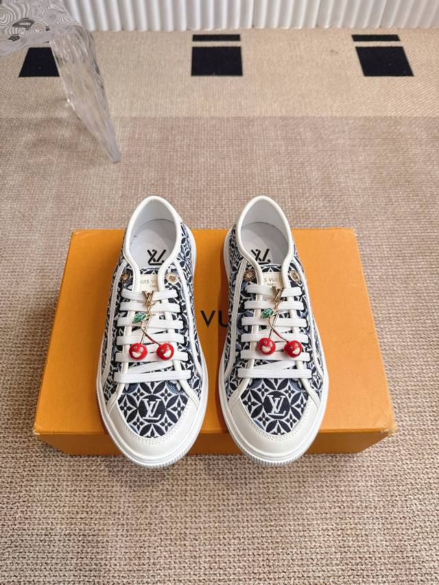 扣60Lv 路易威登Lagoon 运动鞋 Lv Lagoon 运动鞋取材 Monogram 丹宁布，为经典设计注入复古气息。皮革饰边跃现路易威登标识，铭纹孔眼、