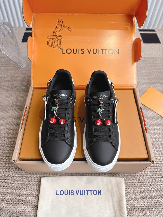 顶级版本 配饰60 Louis Vuitton 路易威登Time Out休闲板鞋 小白鞋 本款Time Out运动鞋拼接牛皮革与 Monogram 丹宁布，与当
