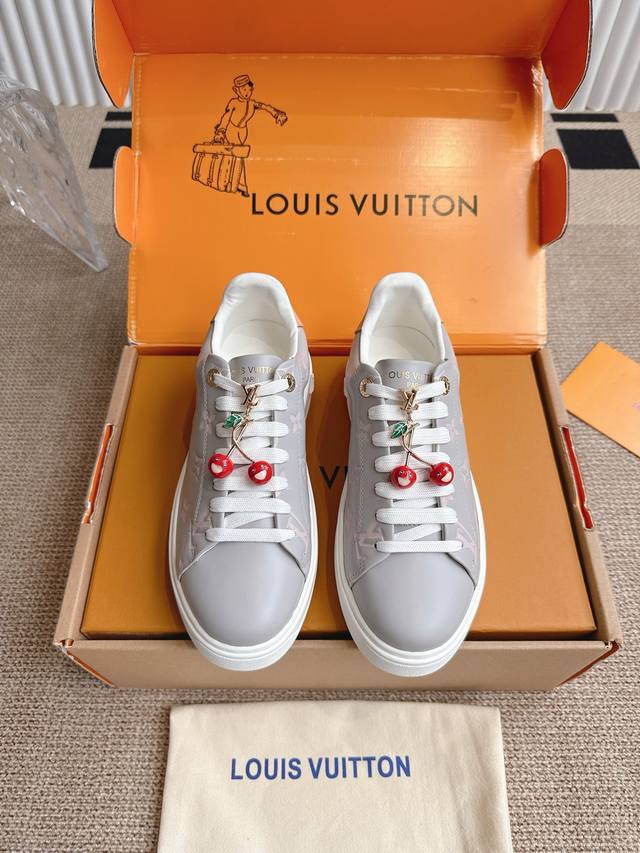 顶级版本 配饰60 Louis Vuitton 路易威登Time Out休闲板鞋 小白鞋 本款Time Out运动鞋拼接牛皮革与 Monogram 丹宁布，与当