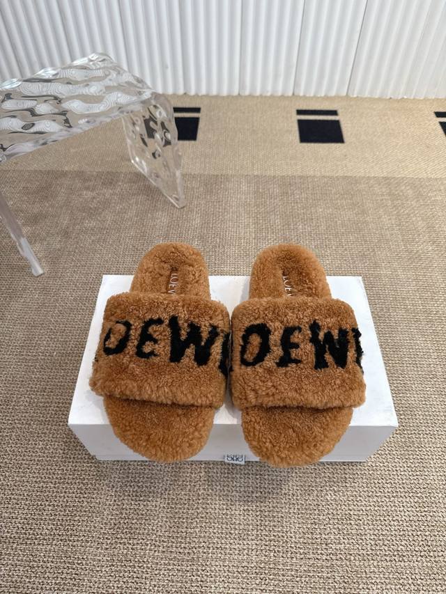 Loewe罗意威经典秋冬字母毛毛拖鞋 这季节美鞋太多这款毛拖 真的是让我无法自拔真太可爱了～ 毛茸茸的羊毛是选用欧洲进口A级羊毛 我们做到与原版一致满鞋 全部采