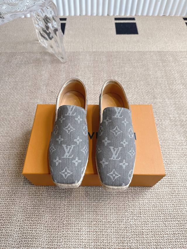 Louis Vuitton 路易威登草编鞋刺绣渔夫鞋 一脚蹬乐福鞋 2025早秋新款草编鞋刺绣渔夫鞋，整体风格融合了的奢华经典元素与休闲舒适的便鞋款式，既可以搭