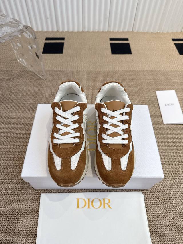 Dior C'est迪奥 25春夏全新休闲运动鞋 ‘以牛皮革和网眼织物制作，轻盈透气。侧边的Cd字母非常有Dior辩识度，运动风设计融合流苏细节也增添了一丝优雅