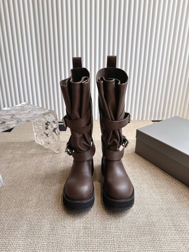 男 Balenciaga巴黎世家25Fwvenom情侣款高筒靴 中筒靴 这款在设计上独具匠心 以绑带与皮带元素作为亮点 不仅能将靴子稳固贴合于足部 更可随心调节