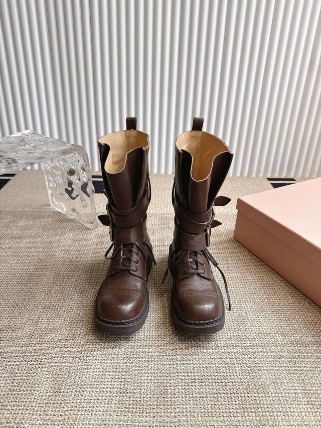 Ethor 25Wf 秋冬新品复古双扣机车靴 今年秋冬被这双机车靴狠狠拿捏！硬朗靴型自带酷飒气场，双扣带设计注入不羁灵魂做旧皮革纹理藏着复古故事踩上瞬间化身街头