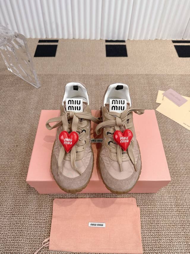 配饰60 Miumiu 缪缪 25Ss 春夏新款 饼干鞋 阿甘鞋休闲运动鞋 Miumiu最新爆款 前卫大胆的设计 Miu Miu风格融于此款厚底帆布运动鞋的简约
