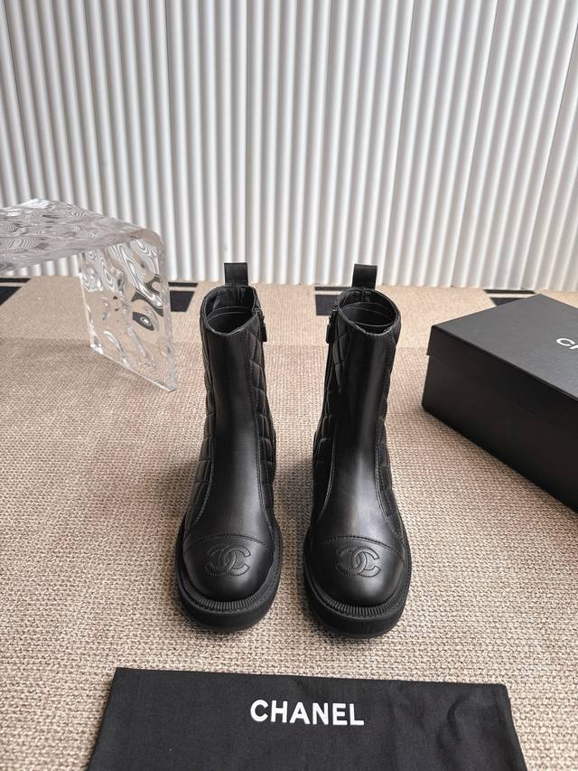 顶级版本 Chanel 香奈儿 25Ss巴黎走秀秋冬爆款短靴 小红书力推款 时髦精必备 香奈儿女士钟爱简约又难以抗拒 金色五金扣 搭配展现与众不同的穿搭风格 原