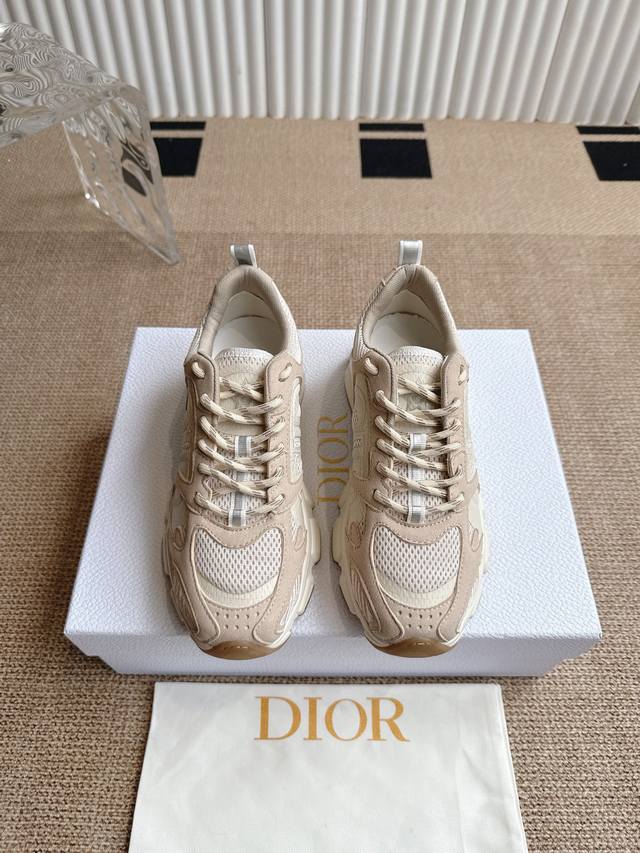 Dior 迪奥Dior Vibe 运动鞋 这款 Dior Vibe 运动鞋融入 Dior 的高订精神，重新诠释经典跑鞋。白色网眼织物饰以 Oblique 印花图