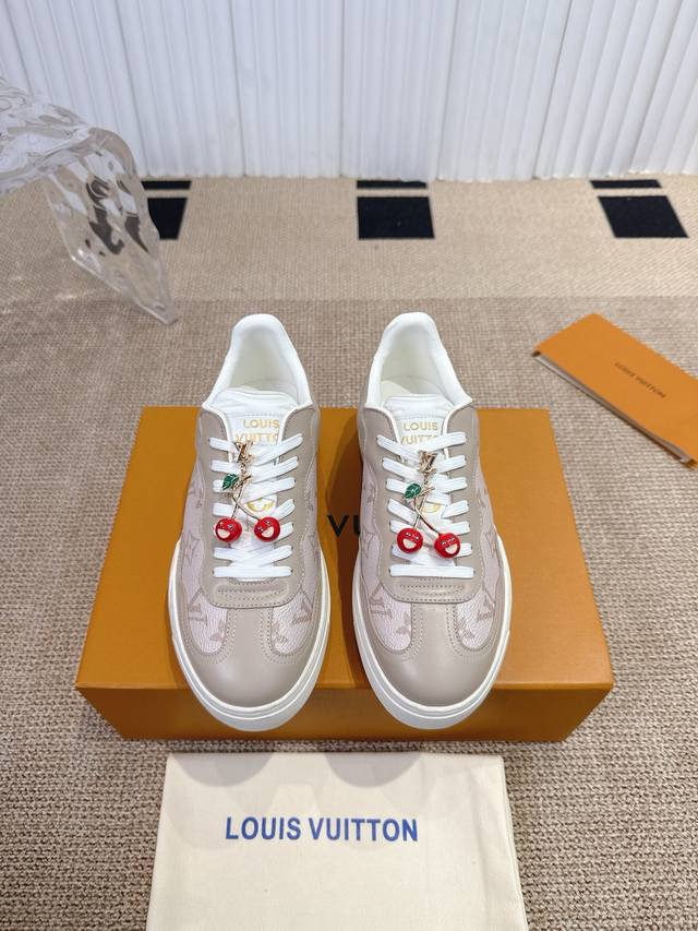 配饰60 Lv 路易威登Groovy platform 运动鞋 采用顶级Monogram压纹牛皮革，尽显贵族气息。加厚橡胶外底，稳定耐磨，运动自如。 鞋舌与外底