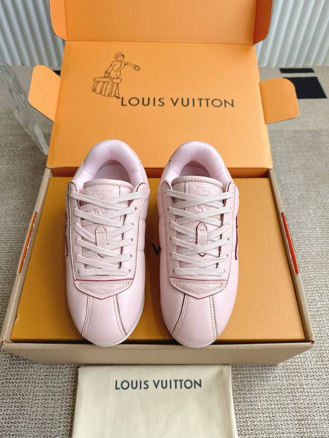 Louis Vuiton 路易威登 菲董联名 走秀款 胖丁 厚底 休闲 运动鞋 阿甘鞋 此次系列包括从简约风格的运动鞋到引人注目的跑鞋 Lv 以其标志性的厚底和