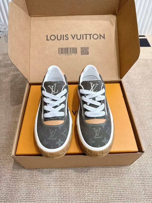 顶级版本 Lv 路易威登 25Ss走秀新款德训鞋 休闲鞋 空胶工艺 原版1：1开发！！上脚非常舒适 奢侈用料，做工精细，中底印有欧洲制造英文字母 鞋面由意大利进