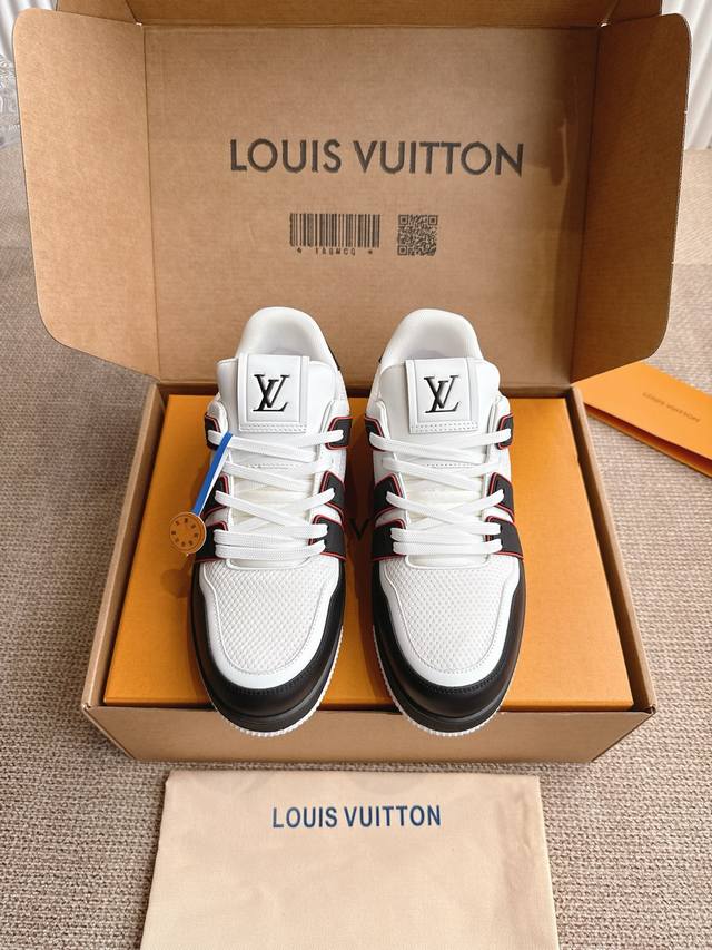 Lv 路易威登Trainer Maxi运动鞋板鞋 将成衣系列的宽松廓形引入Virgilabloh笔下的Lvtrainer运动鞋设计，春夏男装秀场瞩目亮相。牛皮革