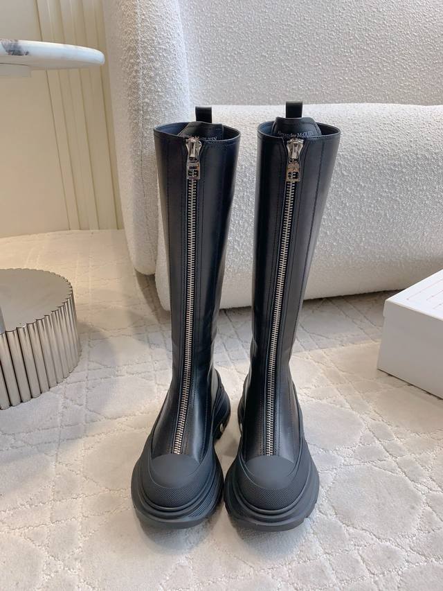 出厂价p Alexander Mcquee* 经典款厚底骑士长靴 说真的 你很难再找到这么一款兼顾了 休闲 修型 舒适的一款长靴款了！ 麦昆真的每年都给我们惊喜