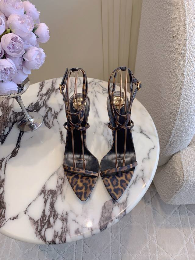 出厂价p Saint Lauren* Ysl 杨树林新款小金条尖头高跟凉鞋 小姐姐的美丽尤物高跟鞋 优雅迷人性感 女人味十足 鞋面小牛皮 真丝 内里垫脚羊皮 意