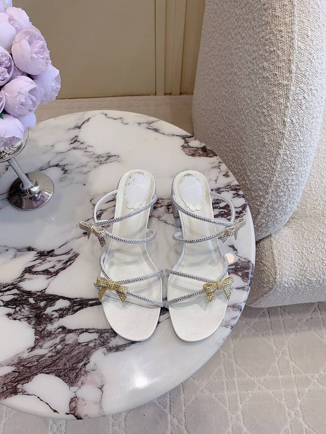 出厂价p Ren* Caovill*新款水钻蝴蝶结粗跟凉拖鞋 永远仙气十足的水钻精致闪耀 展现独特的细节与耀眼的印记～～ 鞋面真丝加施华洛水钻 内里垫脚羊皮 意