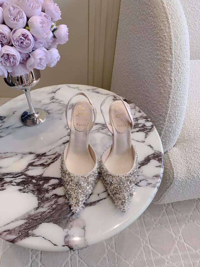 出厂价p Christian Loubouti* 新款水钻红底高跟鞋 纯手工缝制超闪水西安 超级重工 闪耀夺目 富贵迷人 交织出童话般的梦境 鞋面真丝手工缝制超