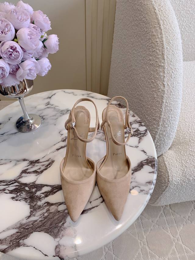 出厂价p Christian Loubouti* 新款后空高跟鞋 简约百搭设计 流畅的曲线勾勒曼妙风情 尽显性感风姿 万年经典款 鞋面羊京 内里垫脚羊皮 原版进