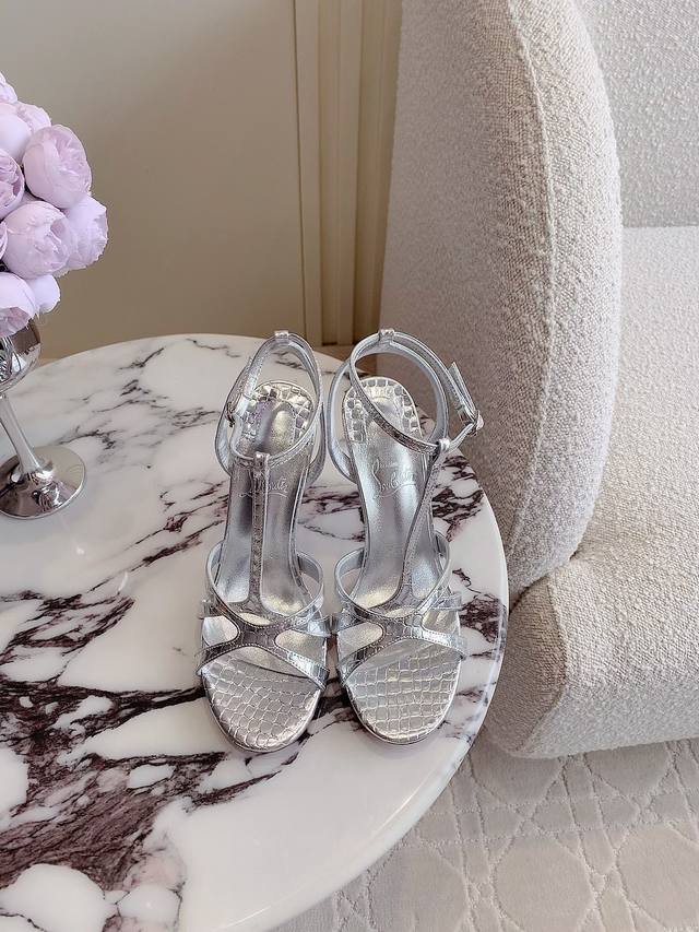 出厂价p Christian Loubouti* 新款红底高跟凉鞋 流畅的曲线勾勒曼妙风情 尽显性感风姿 万年经典款 鞋面牛皮 内里垫脚羊皮 原版进口Ar1顶级