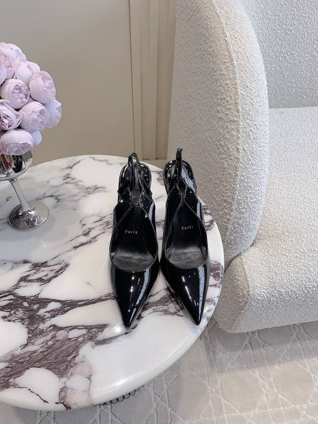 出厂价p Christian Loubouti* 新款红底高跟鞋 流畅的曲线勾勒曼妙风情 尽显性感风姿 万年经典款 鞋面牛漆皮 内里垫脚羊皮 原版进口Ar1顶级