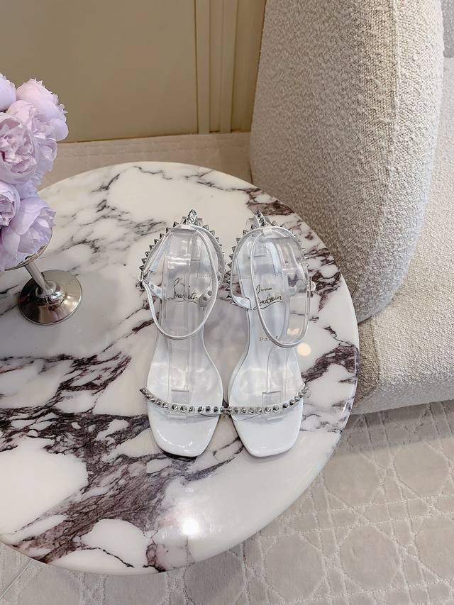 出厂价p Christian Loubouti* 新款铆钉红底高跟凉鞋 野性与性感之美 流畅的曲线勾勒曼妙风情 尽显性感风姿 万年经典款 鞋面羊皮原版铆钉 内里