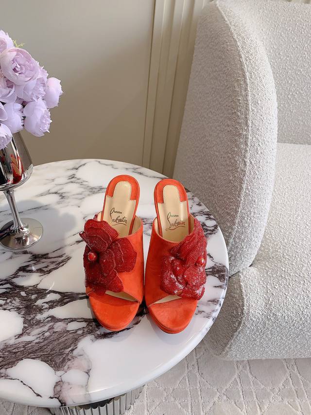 出厂价p Christian Loubouti* 新款重工红底高跟鞋 纯手工缝制闪片花朵 闪耀夺目 富贵迷人 交织出童话般的梦境 鞋面羊京 内里垫脚羊皮 原版进