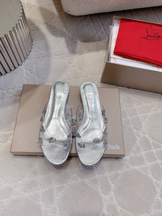 出厂价p Christian Loubouti* 新款水晶透明红底拖鞋 纯手工缝制超闪水晶宝石 闪耀夺目 富贵迷人 交织出童话般的梦境 鞋面进口透明pvc材质