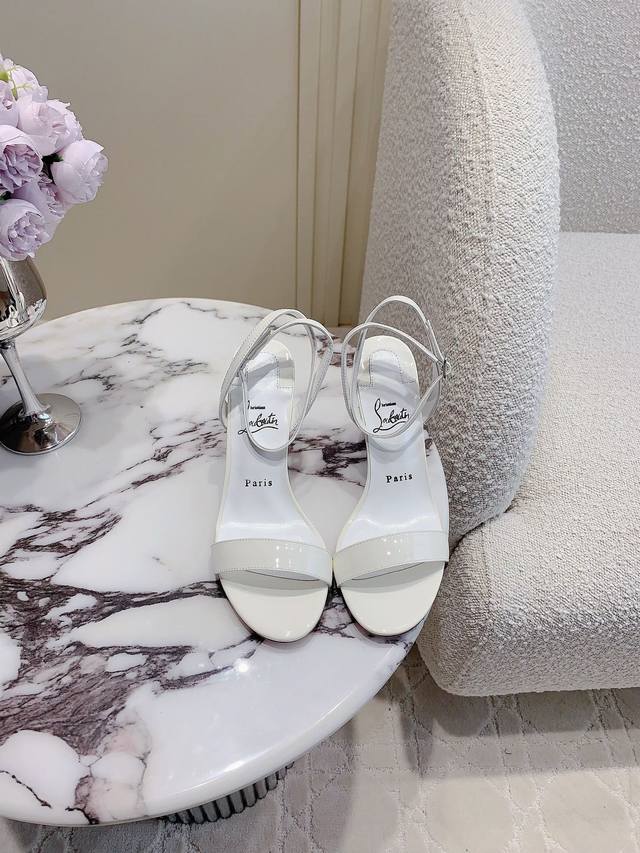 出厂价p Christian Loubouti* 新款红底高跟凉鞋 流畅的曲线勾勒曼妙风情 尽显性感风姿 万年经典款 鞋面牛皮 内里垫脚羊皮 原版进口Ar1顶级