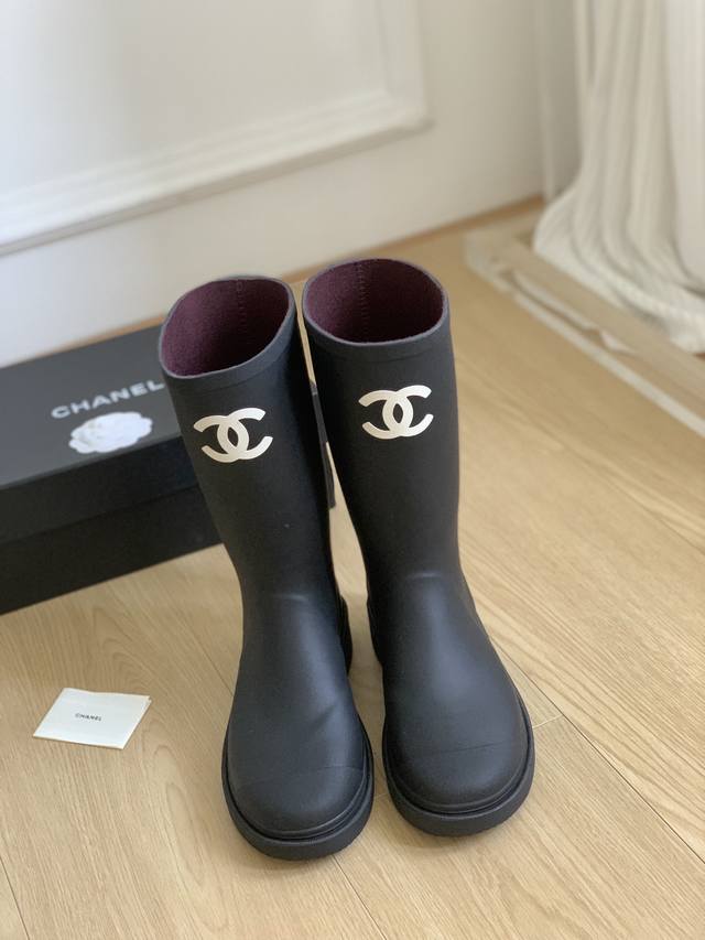 Chanel 无缝版本雨靴 对版货 原版一致橡胶材质 更软更包脚，原版做法，中间无缝！ 再历经2个多月，从鞋楦、细节等方面调整，实现质的飞跃，可以满足追求细节完