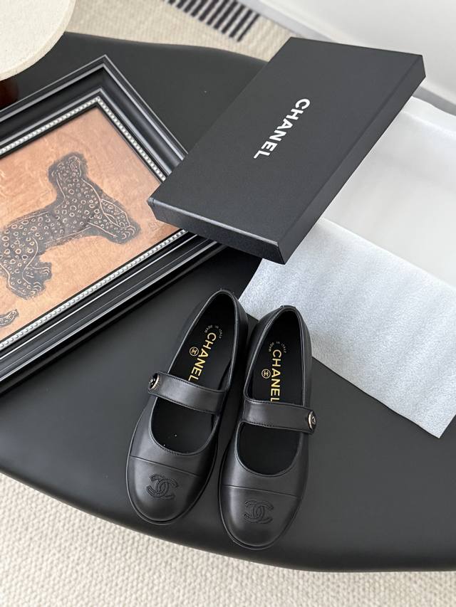 Chanel 24K秋冬新款乐福鞋 新款双C经典 上脚很舒服诶 美拉德棕色还是很适合秋冬的～ 鞋面麂皮 牛皮 内里羊皮 真皮大底 Size:35-39 其他码数