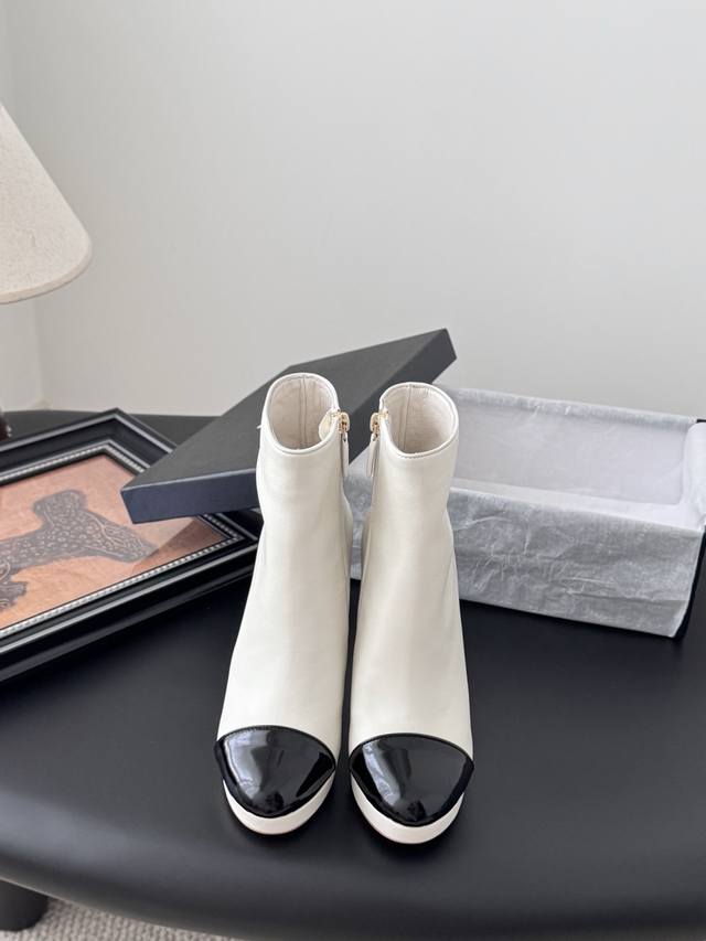 Chanel 25p秀款厚底防水台玛丽珍短靴 防水台4.5Cm，后跟10Cm！ 上脚后很稳！穿上立马两米八 内里垫脚羊皮，真皮大底。 Size:35-39 40