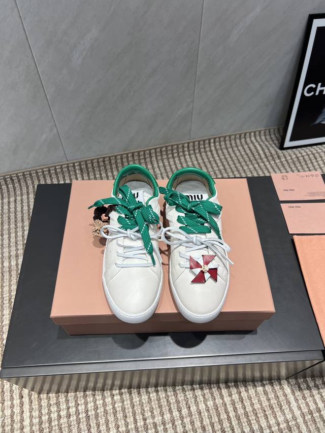 出厂： 独家顶级版本 缪缪Miumiu 2025Vs最新爆款休闲鞋系列 拼色风车扣休闲鞋 Miumiu最新爆款 前卫大胆的设计，Miu Miu风格融于此款厚底帆