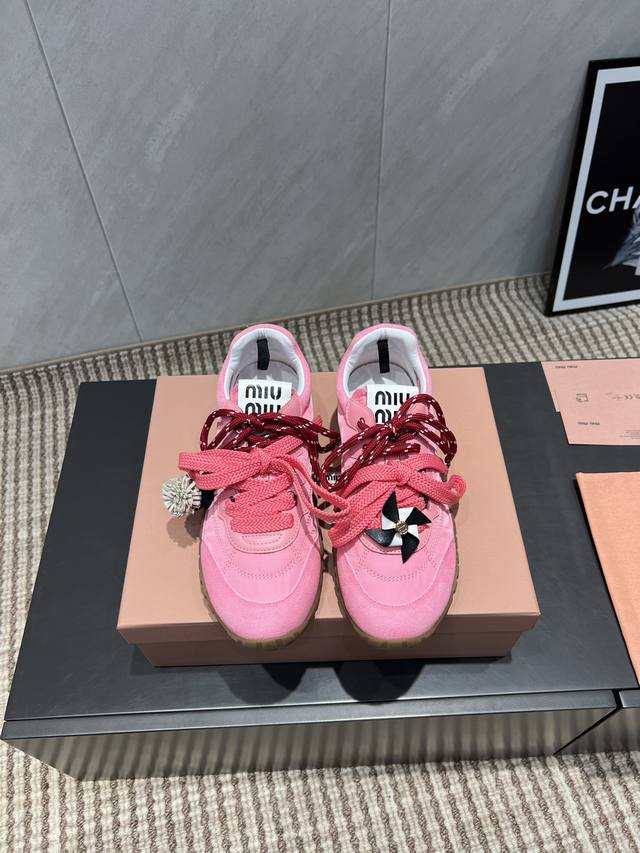 出厂： 独家顶级版本 缪缪Miumiu 2025Vs最新爆款休闲鞋系列 拼色风车扣休闲鞋 Miumiu最新爆款 前卫大胆的设计，Miu Miu风格融于此款厚底帆