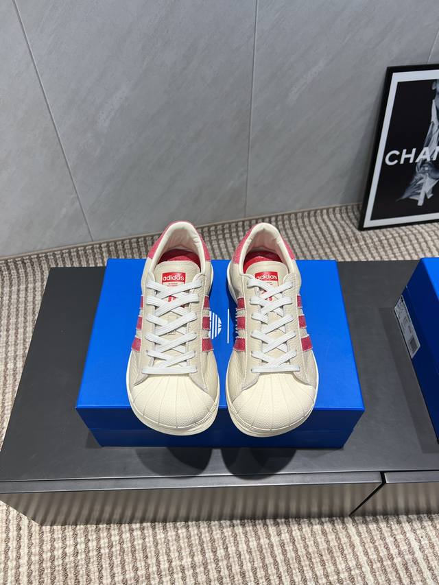 出厂： 独家顶级版本 Adidas 阿迪达斯 25Vs早秋最新休闲爆款系列 小丑贝壳休闲鞋 简直就是球鞋界的“流量收割机”！ 搭配阿迪达斯三条纹元素，这种配色真