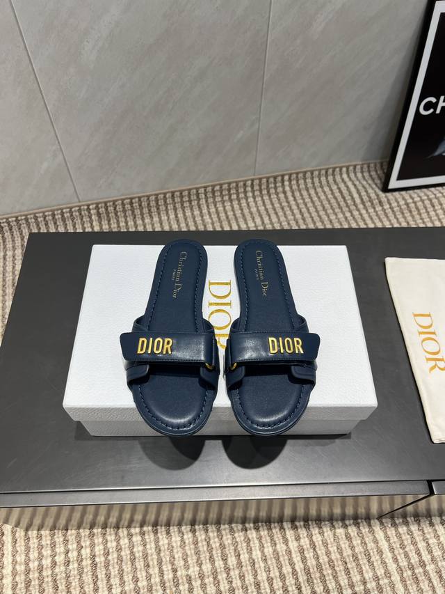 出厂: 独家顶级版本 Dior 迪奥 25Ss 夏季高版本经典爆款凉鞋系列 一体成型凉拖 简约超级百搭. 上脚完美奢华可任意搭配春夏服饰. 脚感更是舒适！材质原