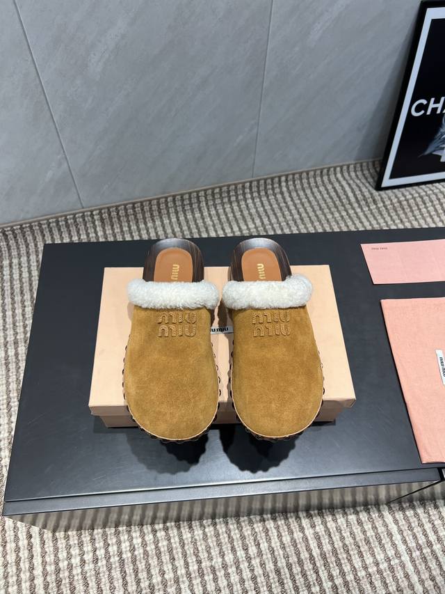 出厂： 独家顶级版本 缪缪Miumiu2025Vs早秋新款系列 圆头打钉矮跟毛鞋 来自Miu Miu系列的细节特写 新季的潮流要素 ，与此刻挚爱的概念，多元对撞