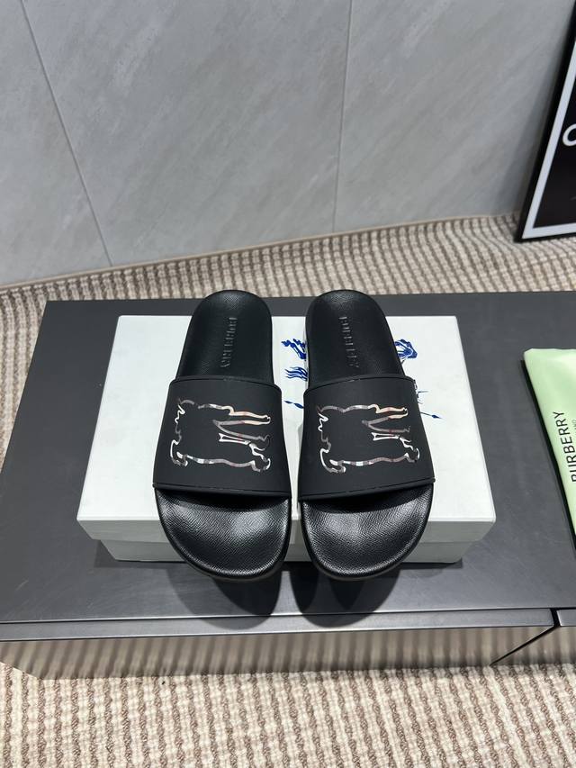 出厂:男款 独家顶级版本 Burberry巴宝莉25Vs创世纪首创新工艺胶面男款凉拖 男款胶面成型凉拖 原版购入开模，做货 ，Burberry情侣胶面凉拖，休闲