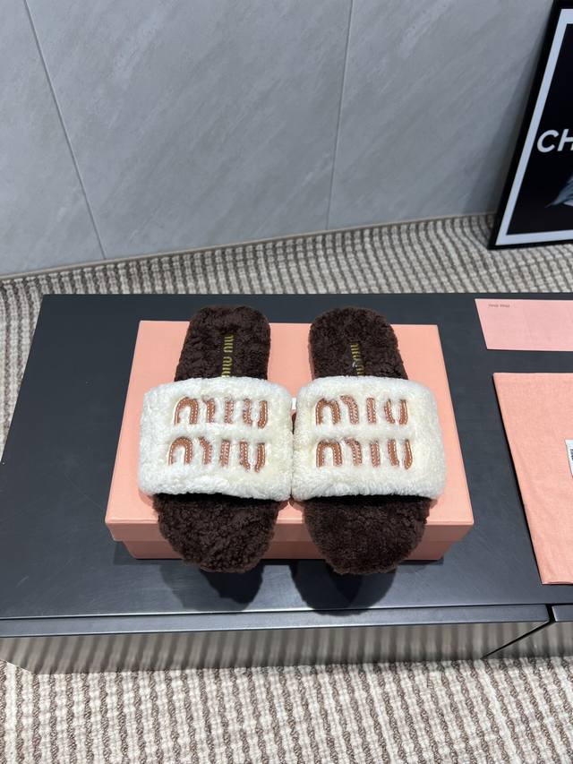出厂： 独家顶级版本 缪缪Miumiu2025Vs新款毛拖系列 百搭时髦单品！不管居家还是外穿都是品味的象征性！ 秋冬搭配袜子 那更是太绝太绝了 面料：定制原版