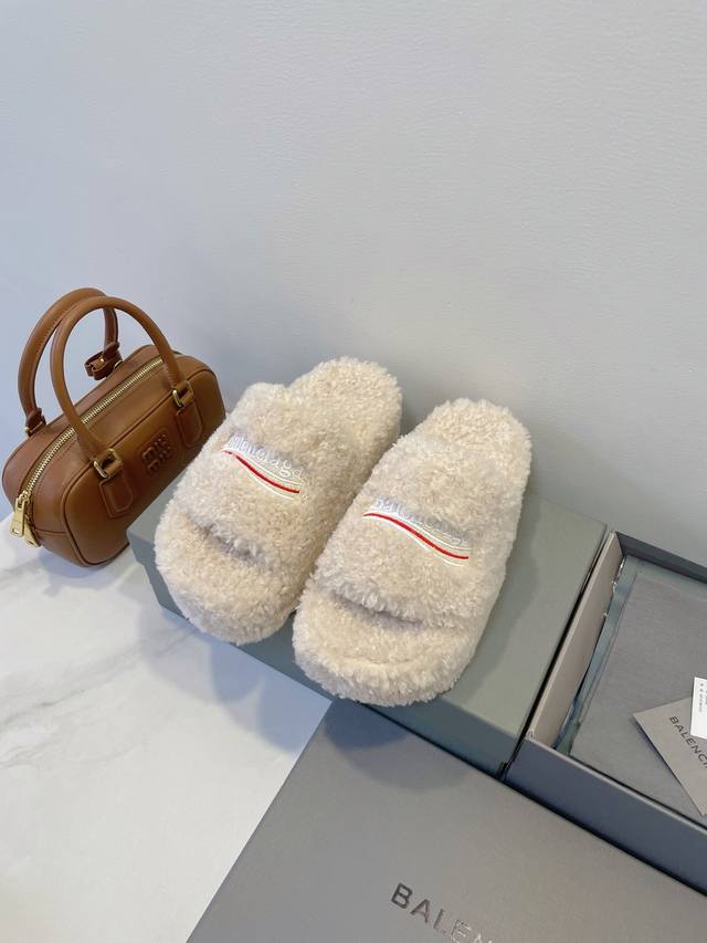 Balenciaga 巴黎世家 厚底真羊毛拖鞋已备好，只等入秋啦！ 光腿穿，显高，有一点点笨萌的感觉！ 冬天不可缺失的小可爱 Size 35-40 原盒包装配件