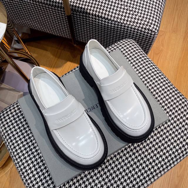 balenciaga 巴黎世家 素面清新乐福鞋 拥有不羁感 日常百搭，摩登，逆风，性冷 牛皮开边珠面料，羊皮内里垫脚，印字Logo橡胶厚底，Size 35-39