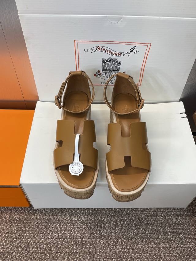 工厂p价p 莞货 代购级 Hermes 爱马仕 2025春夏新款 Luce 厚底拼色坡跟女鞋 H家经典“H”型鞋面防水台高跟凉鞋 材质：鞋面进口小牛皮 进口羊猄