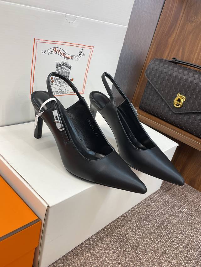 工厂p价p 莞货 代购级 爱马仕 Hermes 2025春夏新款 Lover 高跟拼色女鞋 H家经典Kelly五金皮带低跟尖头后空凉鞋 材质：鞋面进口小牛皮 +