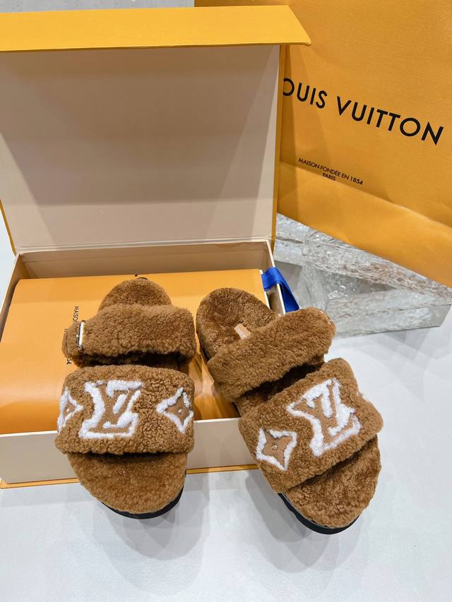 独家高版 Lv 驴牌 秋冬爆款厚底毛毛拖 Sa姐说专柜都卖到断货的一款 太时髦了 四色都奶呼呼的 女孩子对毛绒绒的毫无抵抗力 秋冬必备款 对于懒人装上就走 相当