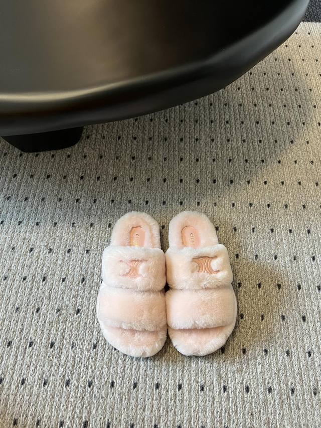 独家代购级 Celine Aw 毛毛拖 毛茸茸的太可爱了 上脚超级舒服 超级软 有点小增高。最好版本 今年毛毛拖必入款 原版定制染色羊毛 内里皮料定染 原版Tp