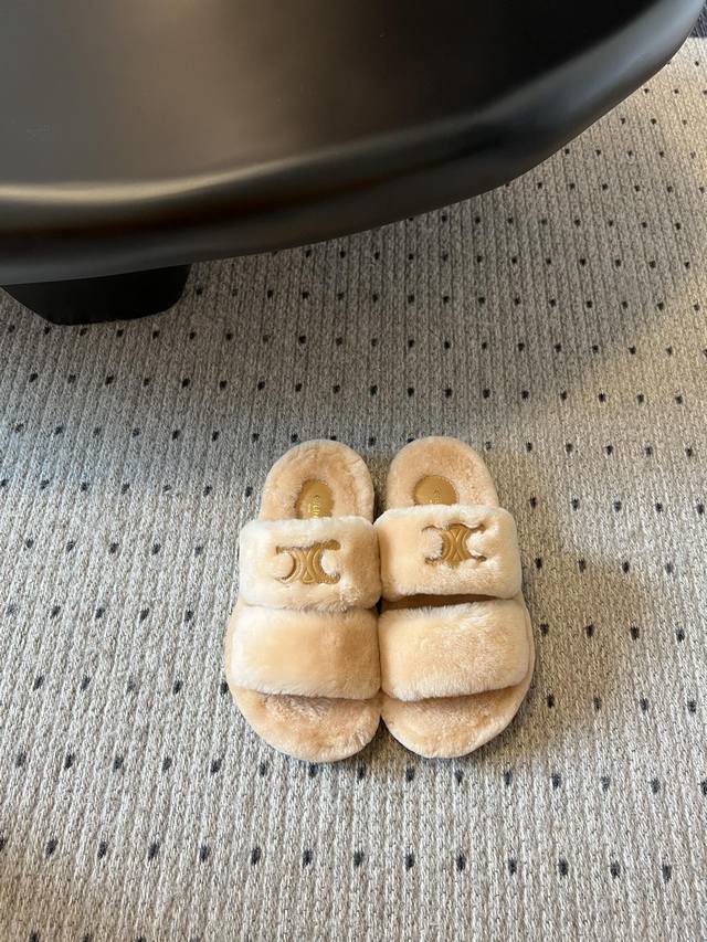 Celine Aw 毛毛拖 毛茸茸的太可爱了 上脚超级舒服 超级软 有点小增高。最好版本 今年毛毛拖必入款 原版定制染色羊毛 内里皮料定染 原版Tpu大底 非常