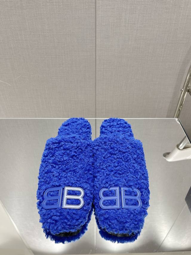 Balenciag* Fw秋冬新款羊毛半拖 巴黎世家新款拖鞋，原版1.1定制。五金扣和世面的都不相同。质感很好真的不要太好看了！半包的设计，接下去天气就超级实穿