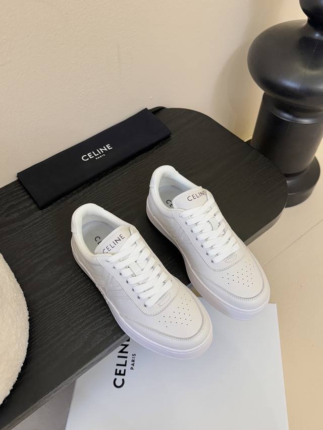 Celine思琳赛琳Celine Runner Cr-03运动鞋鞋舌和鞋后帮饰有Celine标志运动鞋侧面凹印Cr-03字样 鞋后帮和侧面压印Celine标志厚